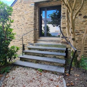 2 des 8 chambres se trouvent dans cette petite maison dans le jardin.